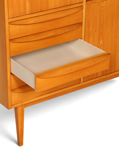 Hauptstadt Möblerei Hellerau Vitrine Modell 602 von Franz Ehrlich mit offener Holzschublade im Mid-Century-Stil