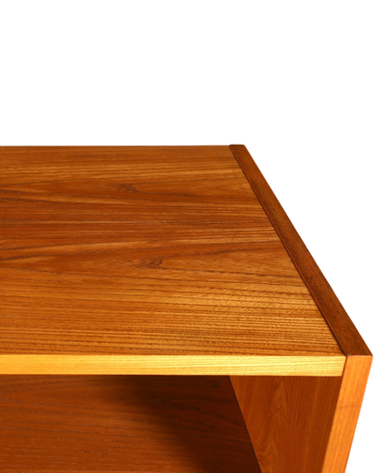 Hauptstadt Möblerei H940 Finish Oberfläche aus warmem, gemasertem Holz mit präziser Kantenverarbeitung