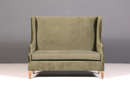 Wunderschönes Loberon Ohrenbackensofa Modell Ombra Antikgrün Samt Sofa 2-Sitzer Ohrensofa Retro Mangoholz