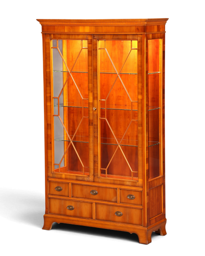 Hauptstadt Möblerei Heldense Vitrine aus englischer Eibe mit Glasfront, Innenbeleuchtung und Schubladen im Antik-Stil