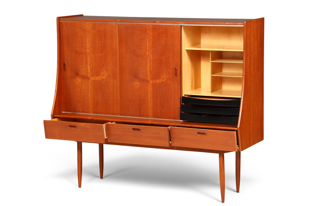 Hauptstadt Möblerei Mid Century Highboard aus Teakholz mit Schiebetüren, Schubladen und dänischem Design