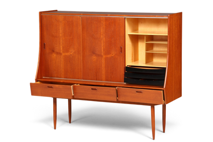 Hauptstadt Möblerei Mid Century Highboard aus Teakholz mit Schiebetüren, Schubladen und dänischem Design