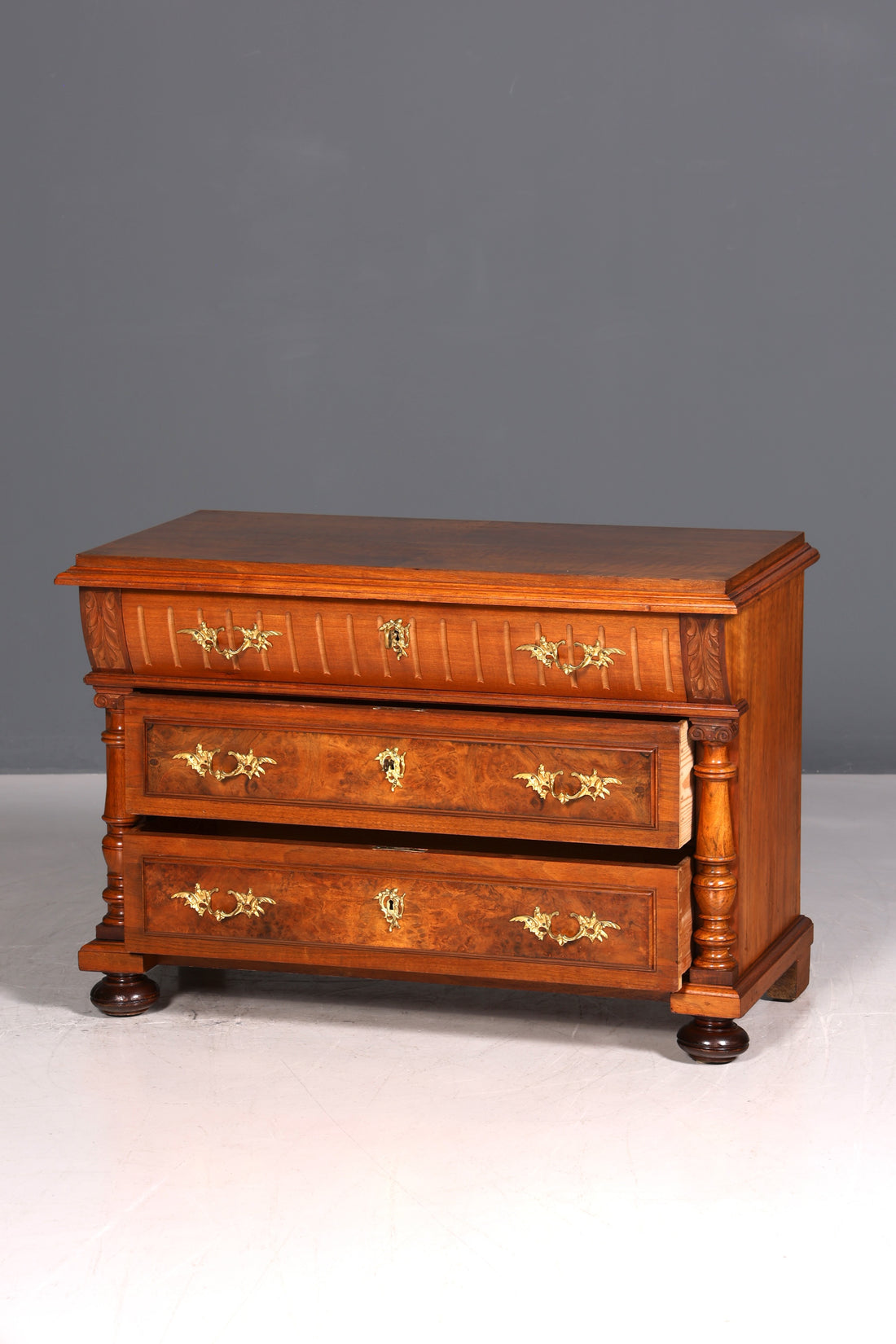 Elegant Gründerzeit (late 19th-century) chest of drawers, Louis Philippe style, walnut, sideboard, circa 1880.