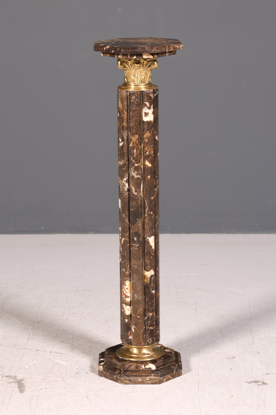 Stilvolle Barock Stil Säule Louis XV Marmor Blumensäule Naturstein Sockel Ablage