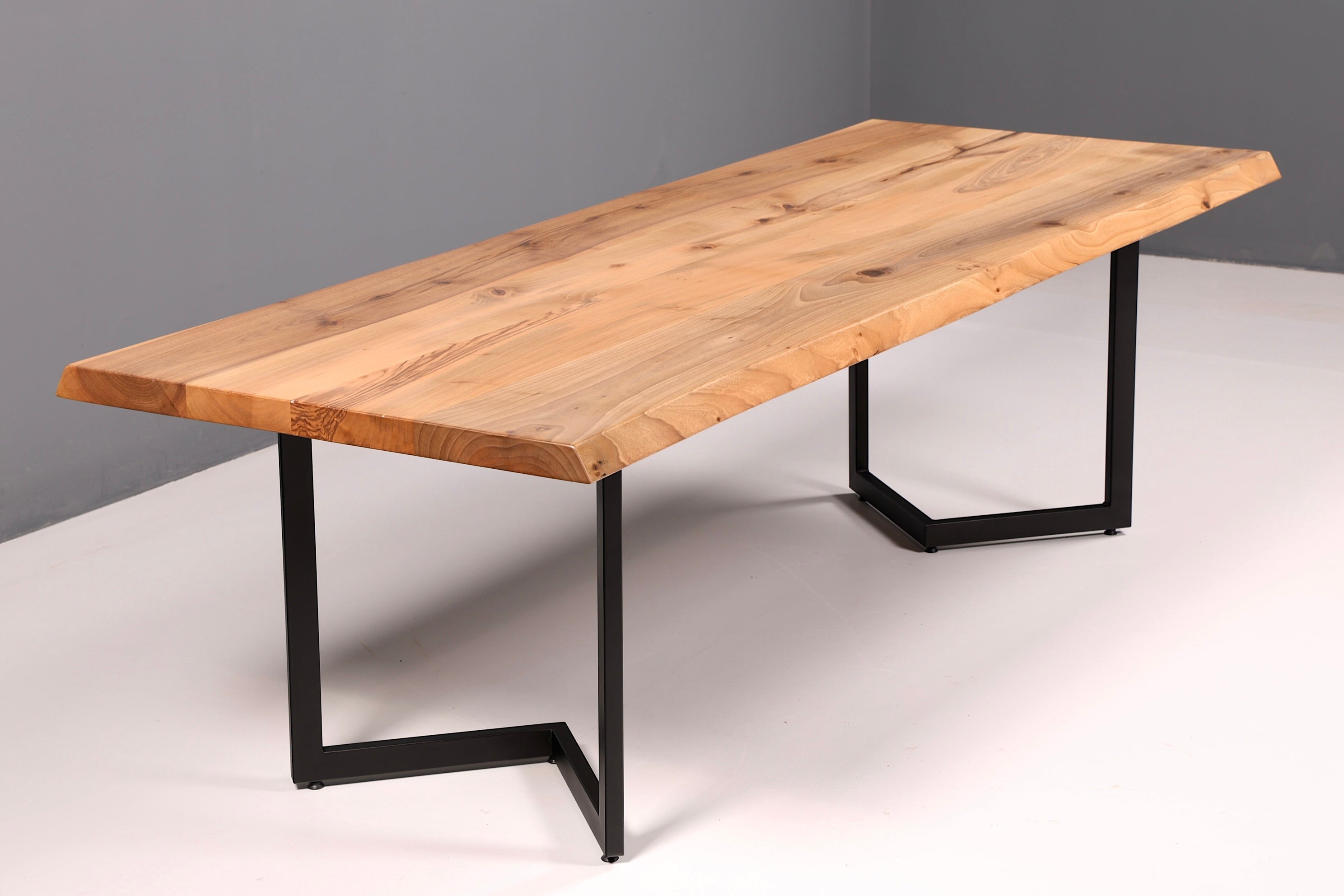 Traumhafter Nussbaum Tisch 260cm-95cm Esszimmer Tisch Baumkanten Platte Massiv Holz Küchentisch