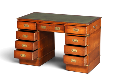 Hauptstadt Möblerei englischer Military Chest Schreibtisch aus Massivholz mit grüner Lederauflage und Messingbeschlägen