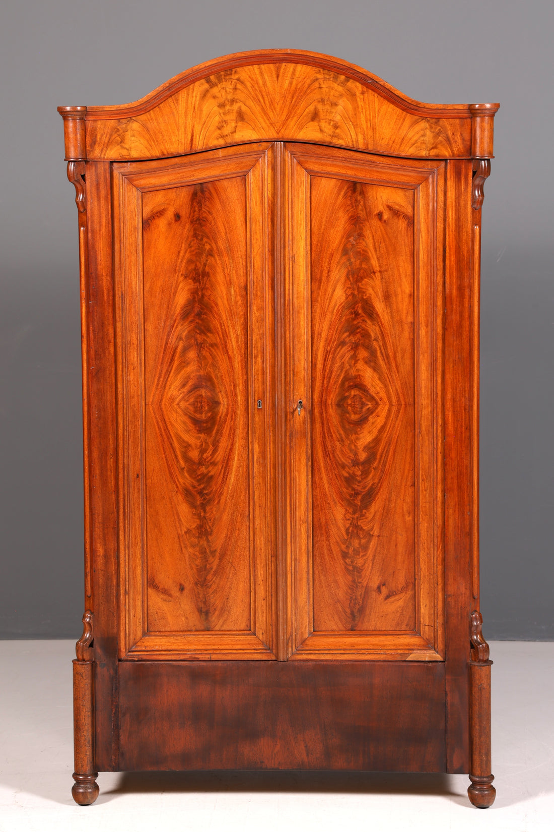 Noble Louis Philippe Cabinet Antique Gründerzeit Wardrobe Laundry Cabinet around 1880
