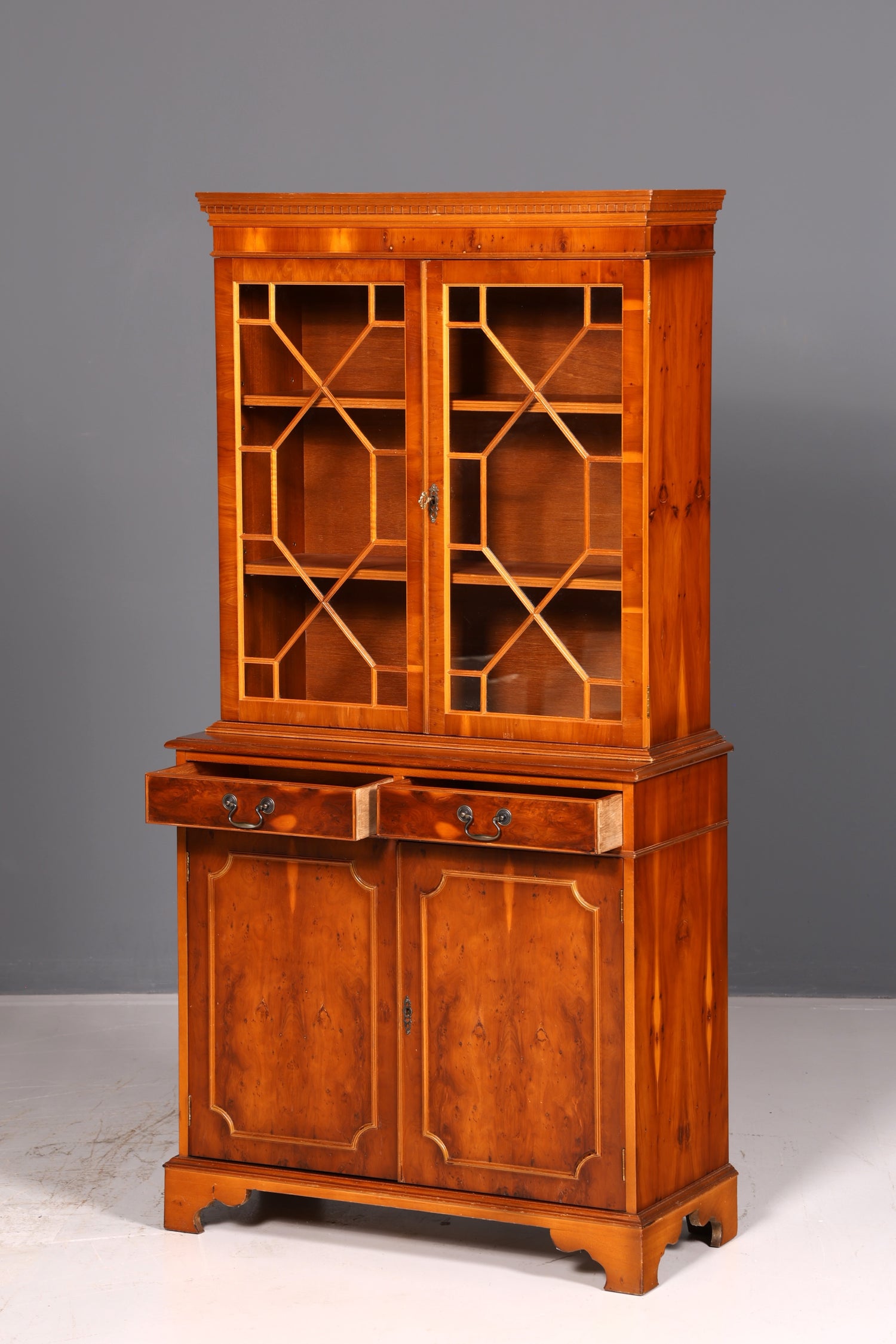 Traumhafte Englische Vitrine Eiche Holz Bibliothek Bücherschrank Buffet Vitrinenschrank Antik Vintage