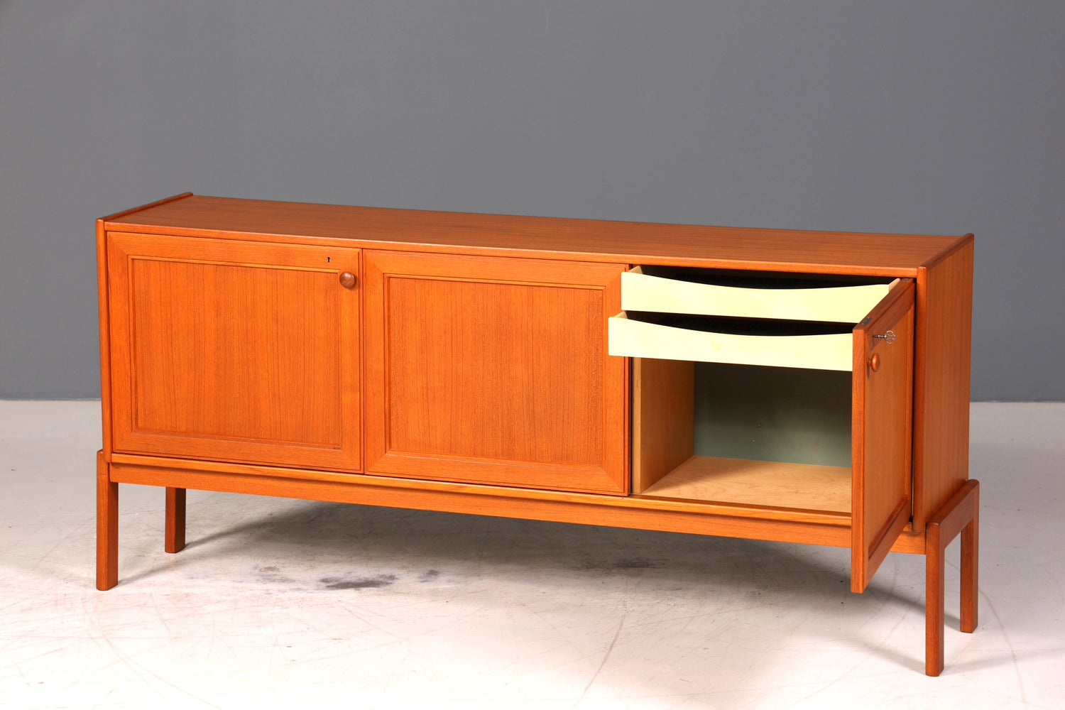 Schlichtes Mid Century Sideboard Vintage TV Kommode 60s Schrank Retro Teak Holz Longboard