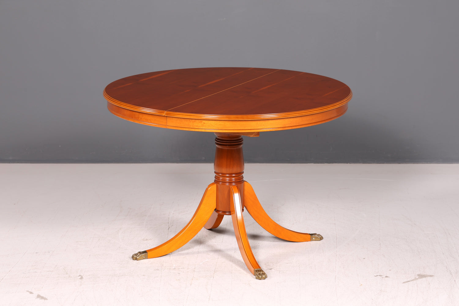 Beautiful English extendable round dining table antique style 60s kitchen table yew