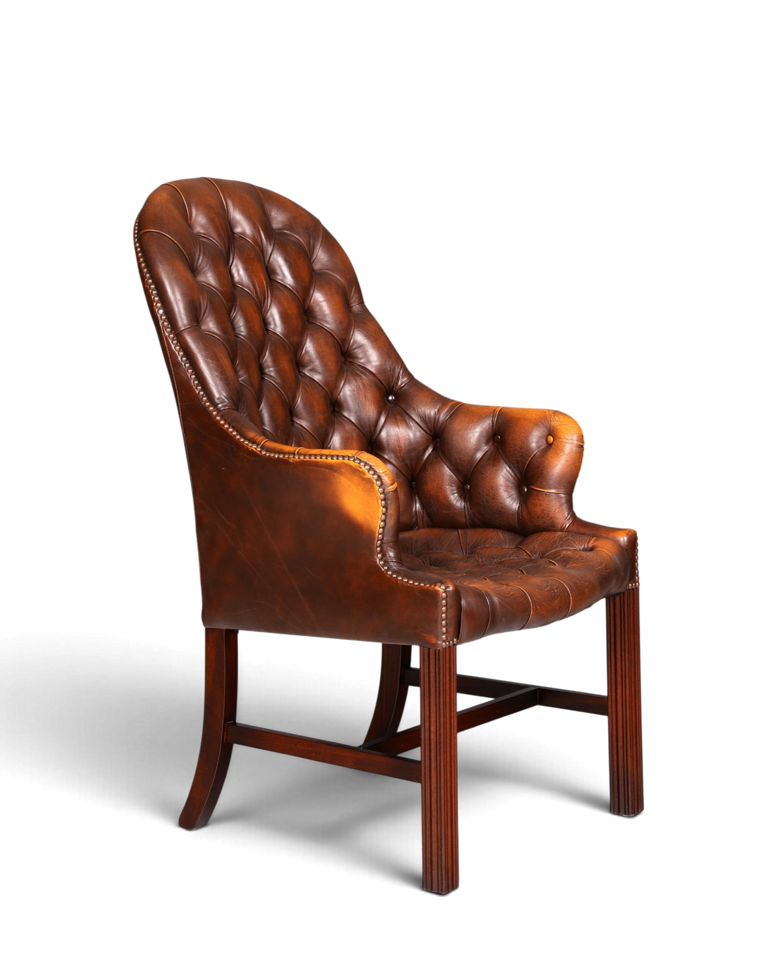 Hauptstadt Möblerei Chesterfield Armlehnstuhl aus braunem Echtleder mit klassischer Knopfheftung und Holzbeinen