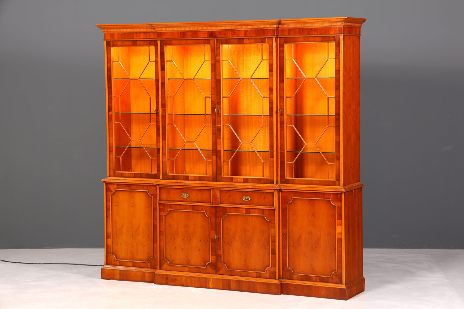F947 Finish cm Wunderschöne Original Heldense Vitrine Englische Eibe Bücherschrank Buffet Antik Stil Glasvitrine