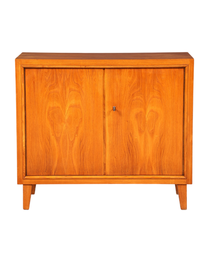 Hauptstadt Möblerei Mid Century Kommode aus massivem Holz im 60er Jahre Retro Design mit zwei Türen