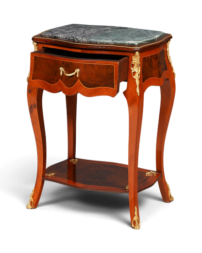 Hauptstadt Möblerei Louis XV Beistelltisch aus Holz mit Marmorplatte, Messingverzierungen und einer Schublade
