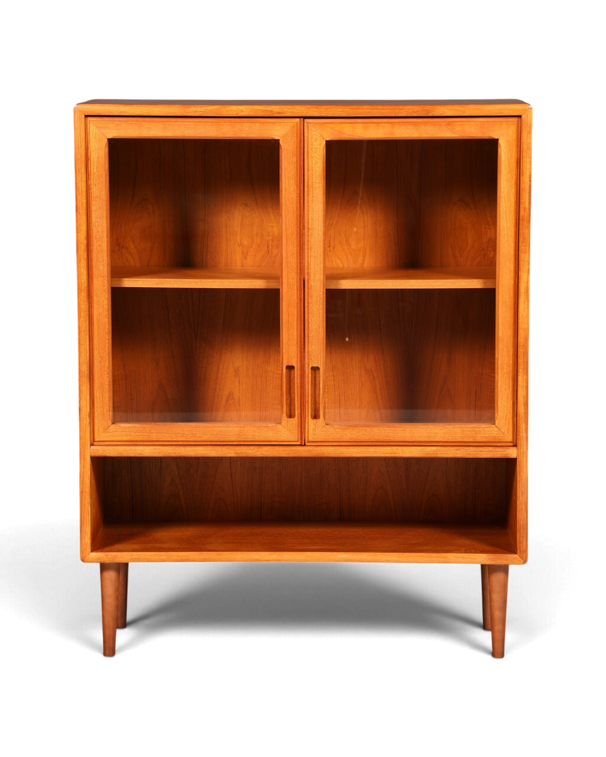 Hauptstadt Möblerei H947 Vitrinenschrank aus Teakholz mit Glastüren und offenem Ablagefach im Mid-Century-Stil