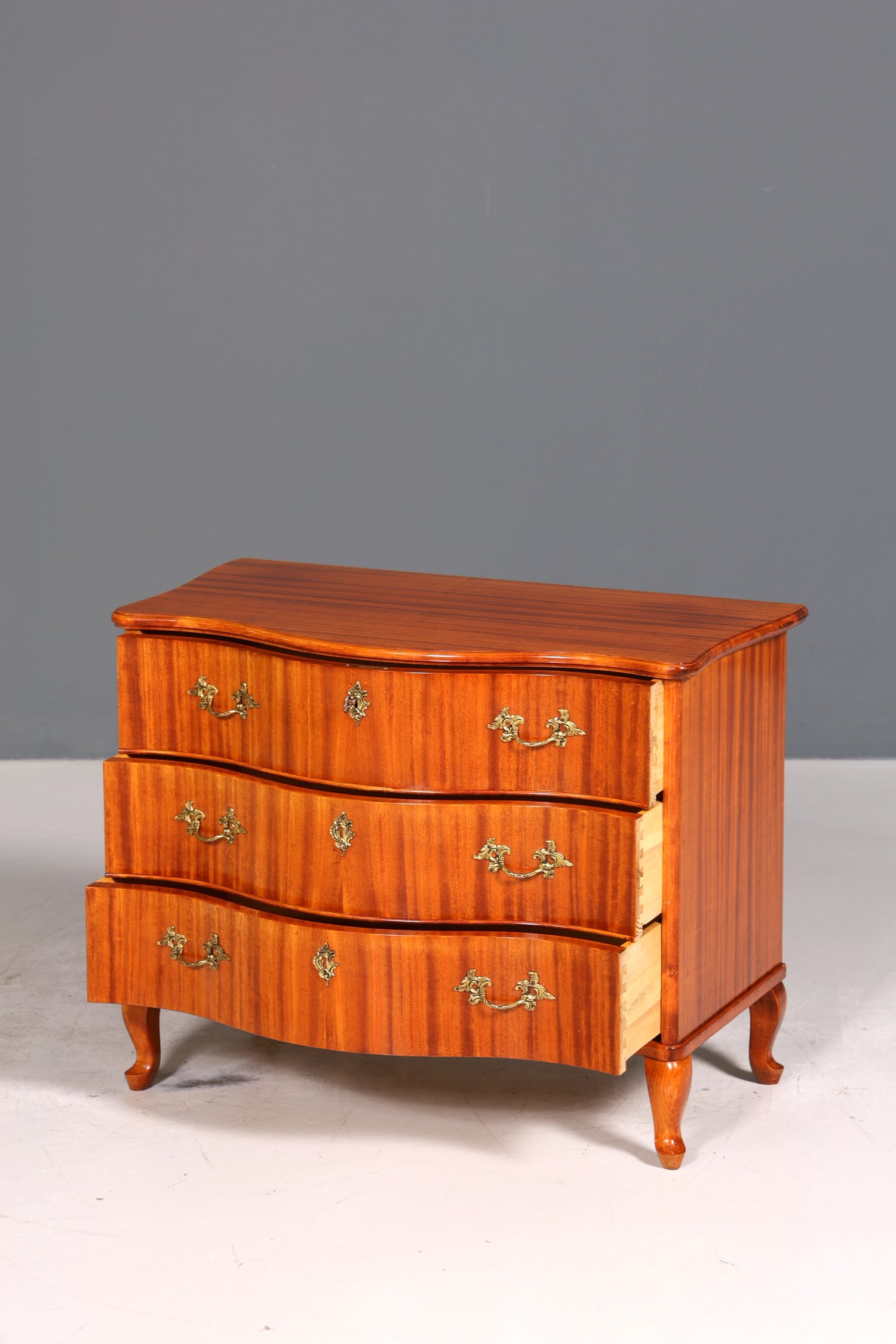 Traumhafte geschwungene Kommode im Barock Stil Sideboard Englisch Schubladenkommode