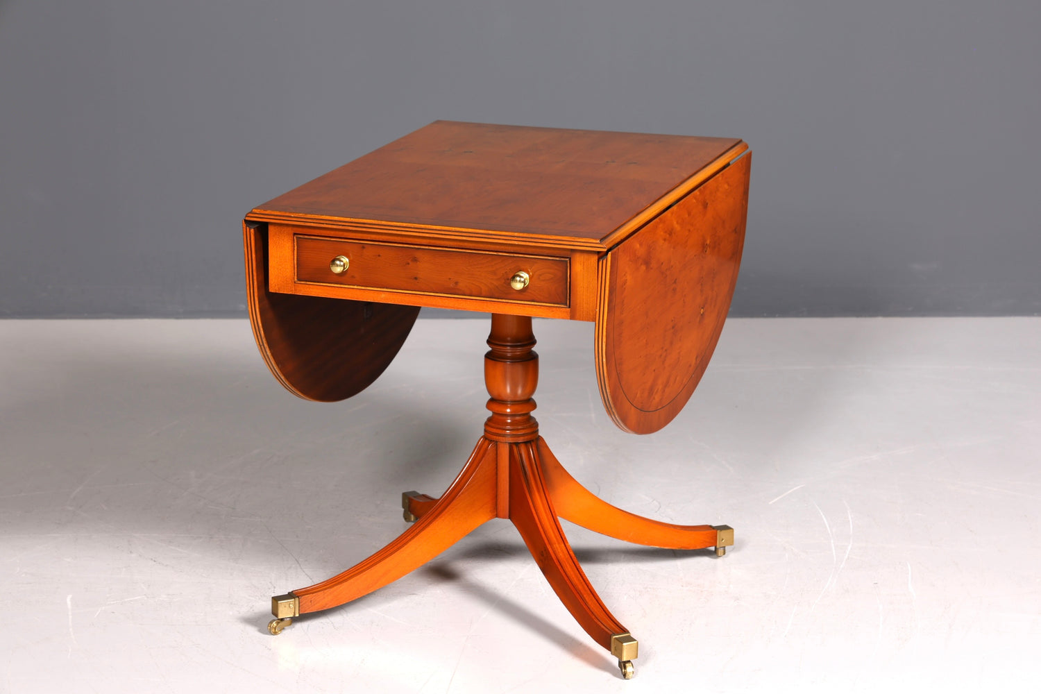 Wunderschöner Englischer Tisch Couchtisch 60s Klapptisch englischer Ablagetisch Wohnzimmer Tisch