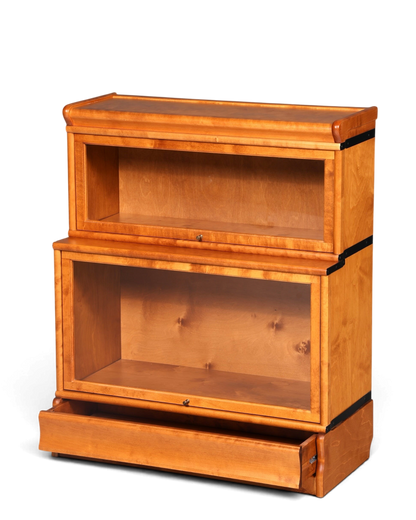 Hauptstadt Möblerei Boknäs Regal im Globe Wernicke Stil aus Holz mit zwei verglasten Klapptüren und unterer Schublade