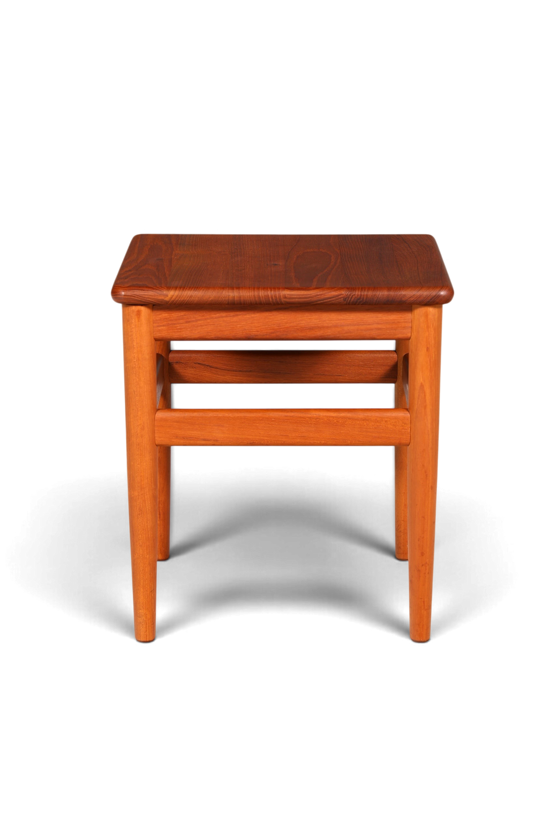 Hauptstadt Möblerei Mid-Century Beistelltisch aus Teakholz im dänischen Design mit konischen Beinen