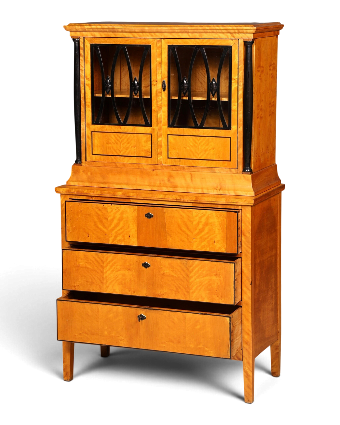 Hauptstadt Möblerei Biedermeier Vitrinenschrank aus hellem Birkenholz mit schwarzen Akzenten und Glasfronten
