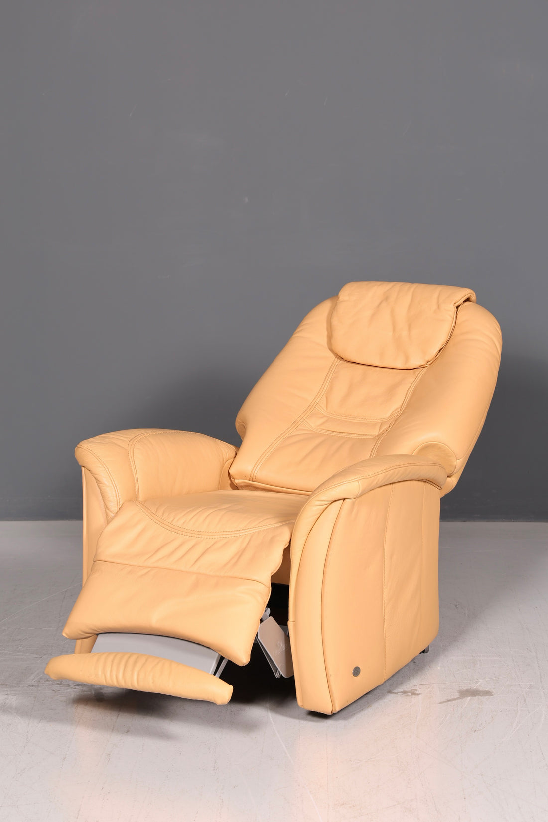 Beautiful Himolla real leather beige TV recliner and lounge chair with reclining function, vintage style