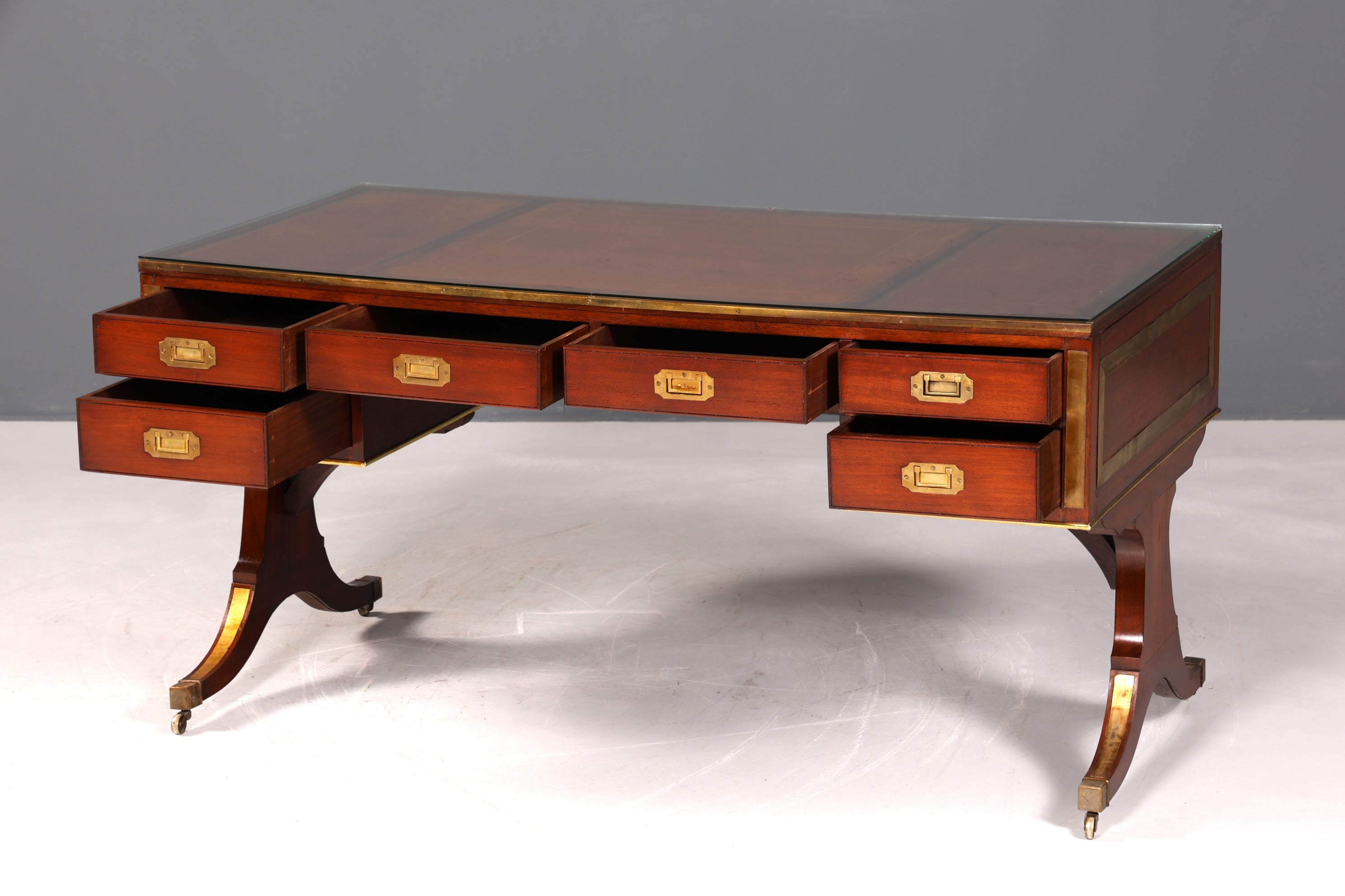 F939 Finish Edler Maritimer Schreibtisch Englischer Military Chest Bürotisch Office Table mit echt Lederauflage