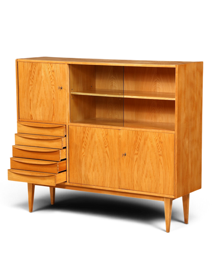 Hauptstadt Möblerei Hellerau Vitrine Modell 602 von Franz Ehrlich aus hellem Holz mit Schubladen und Glasschiebetüren