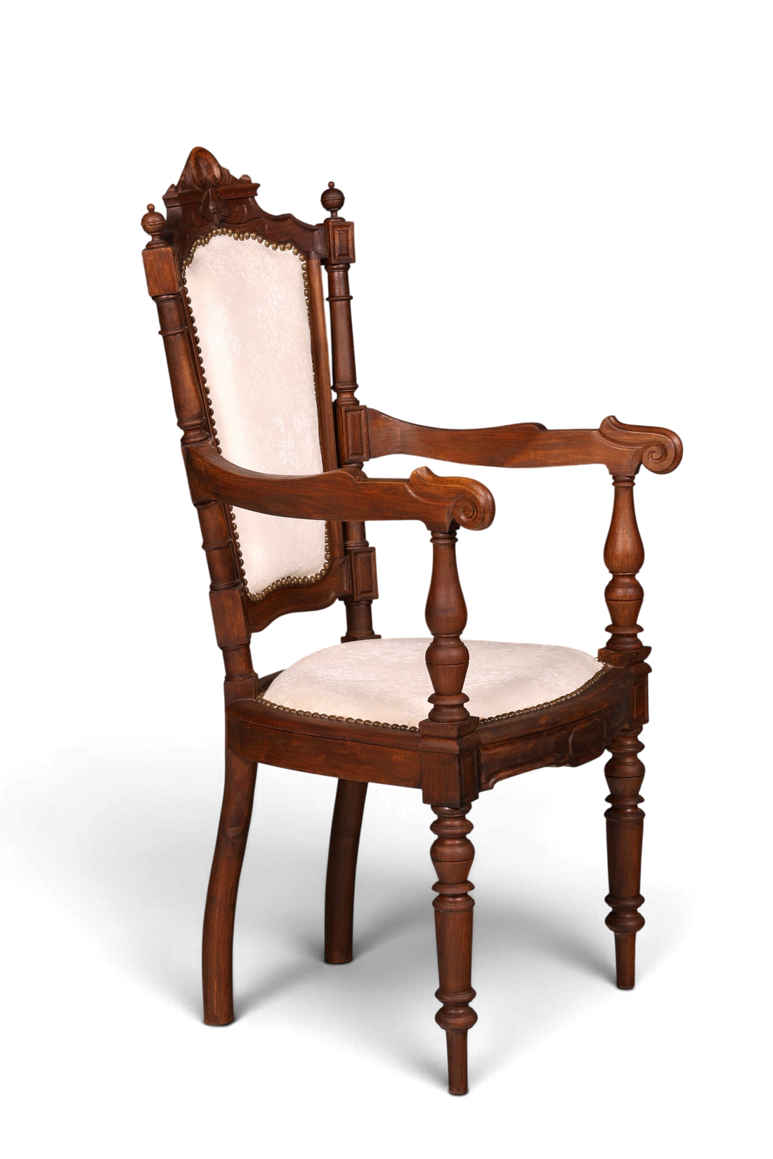 Hauptstadt Möblerei Neorenaissance Armlehnstuhl aus Holz mit heller Polsterung und Ziernägeln im Gründerzeit-Stil