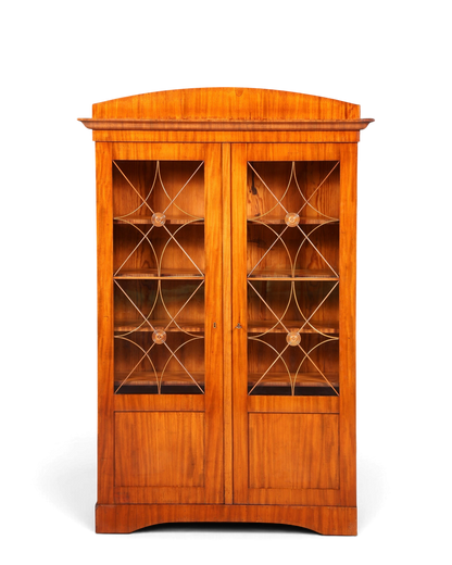 Hauptstadt Möblerei Biedermeier Vitrine aus Massivholz mit Sprossentüren, Rosetten und höhenverstellbaren Regalböden