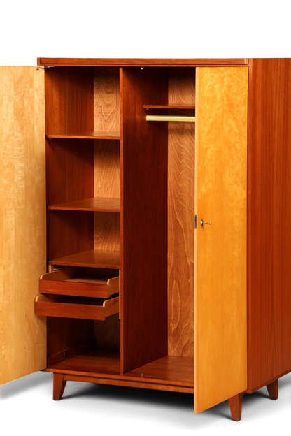 Hauptstadt Möblerei Mid Century Kleiderschrank aus Massivholz mit offenen Türen, Regalböden und Schubladen