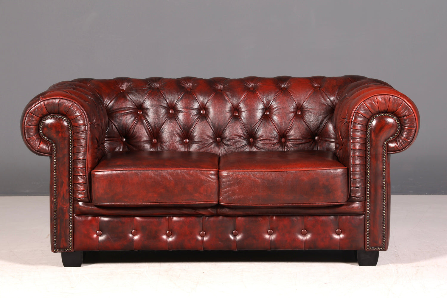 G074 Finish Wunderschönes Original Chesterfield 2er Sofa Englisch Oxblood Leder 2- Sitzer Couch