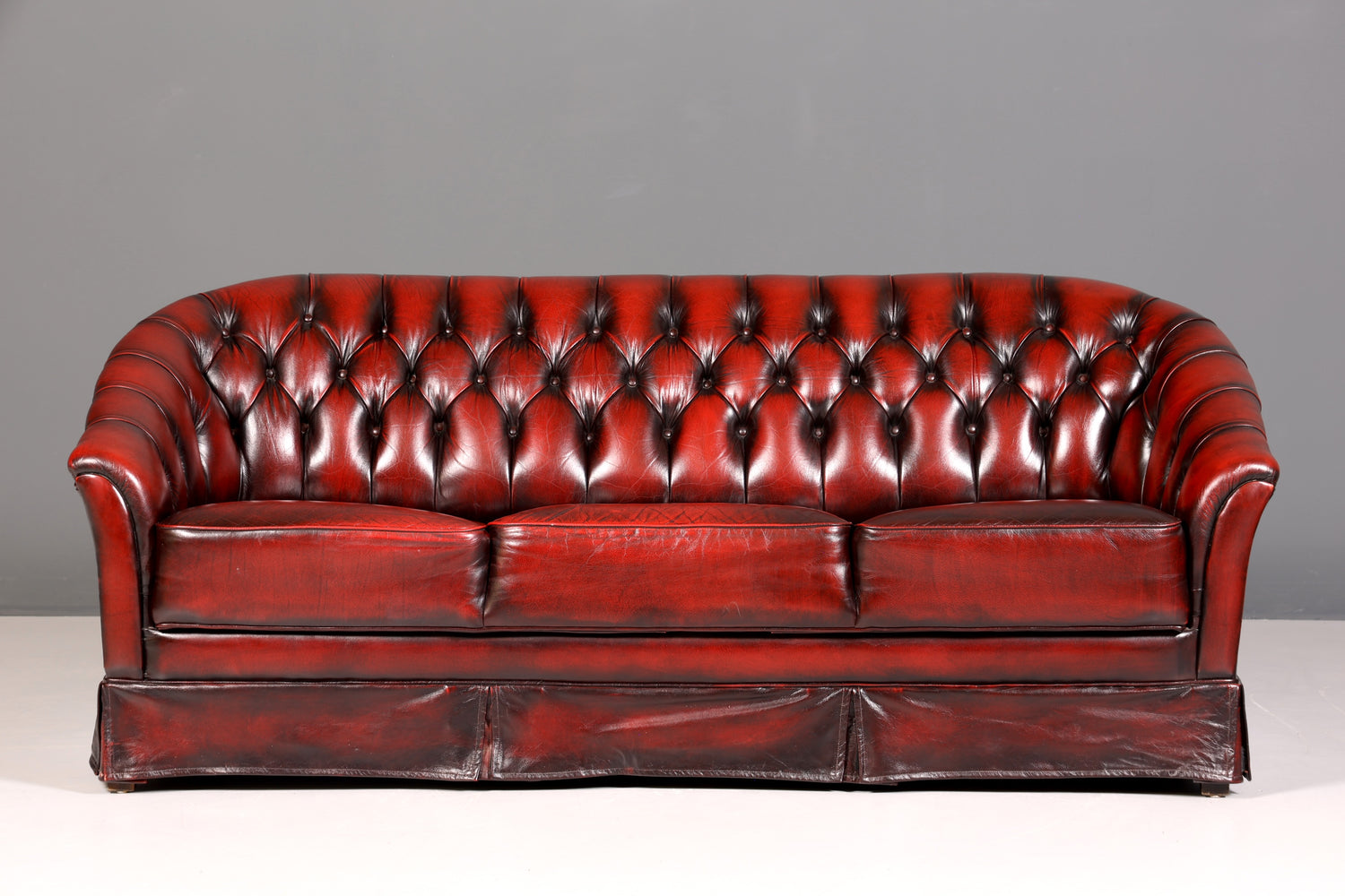 Wunderschönes Original Chesterfield Sofa 3- Sitzer echt Leder Englisch Oxblood Couch