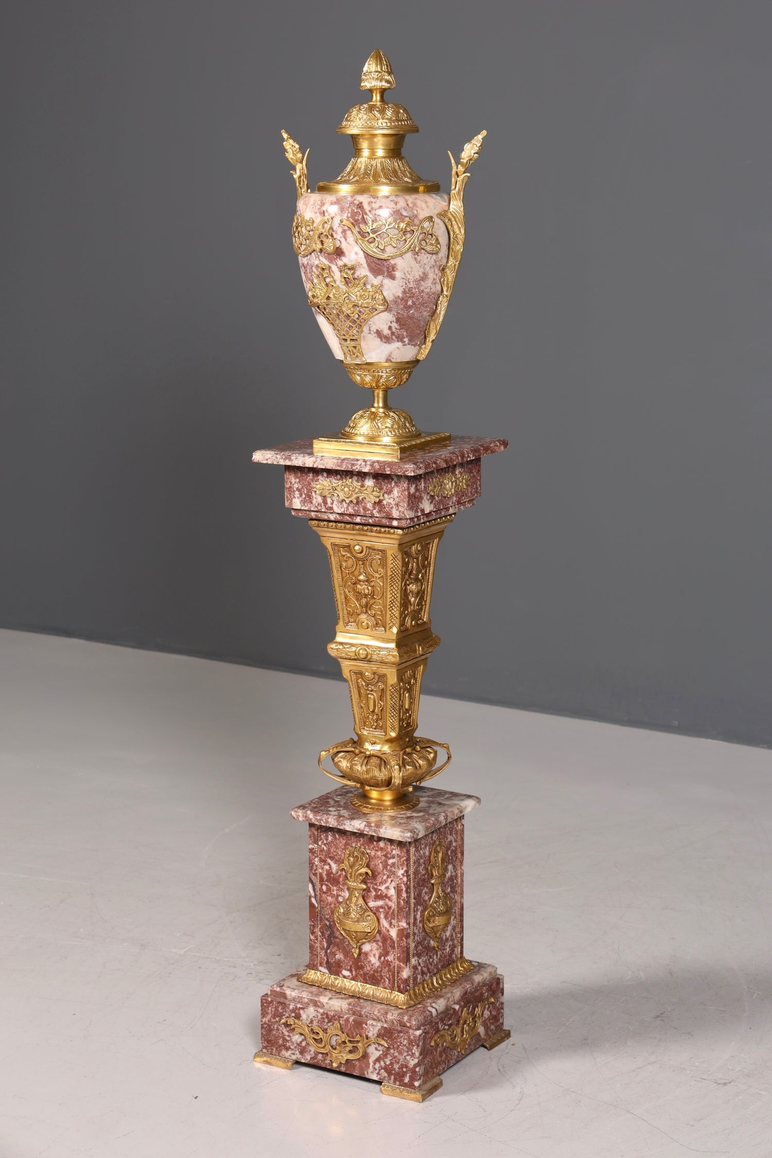 Wunderschöne Barock Stil Säule mit Vase Louis XV Marmor Blumensäule Naturstein Sockel Ablage