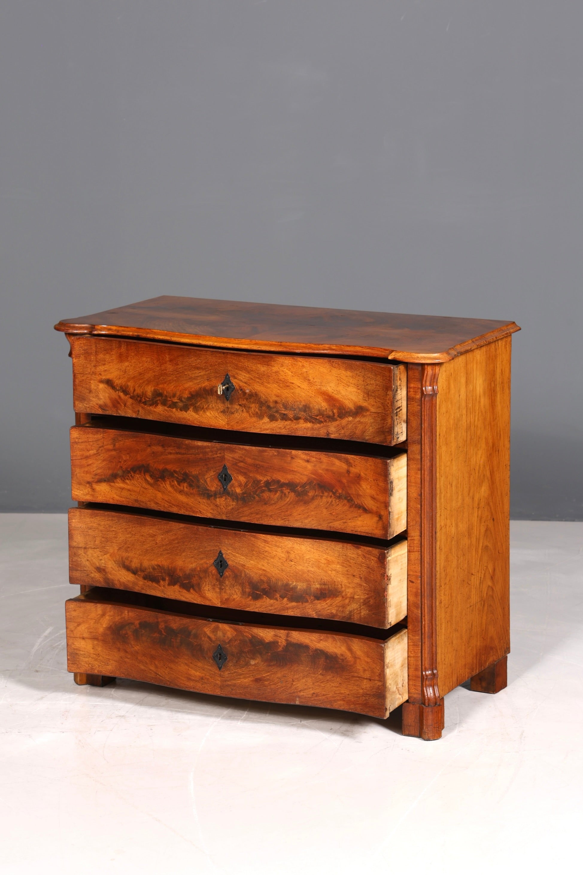 Stilvolle Louis Philippe Kommode Nussbaum Gründerzeit Schubladenkommode um 1890