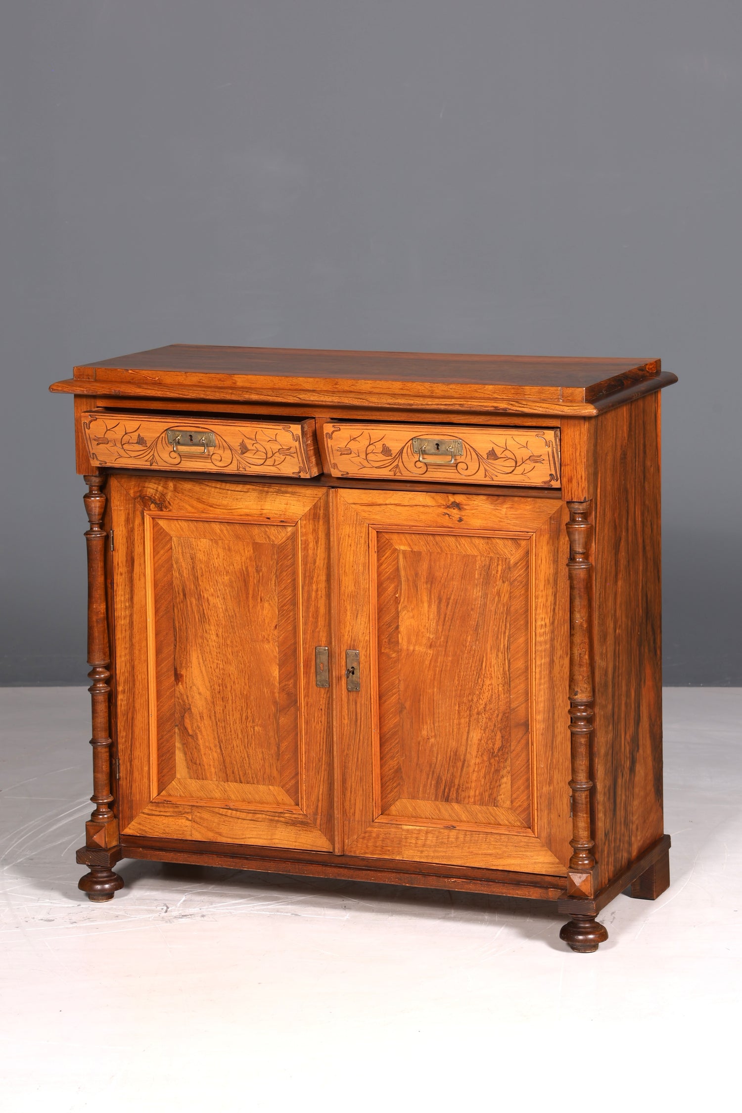 Beautiful Gründerzeit (late 19th-century) cabinet, Louis Philippe walnut chest of drawers, circa 1880