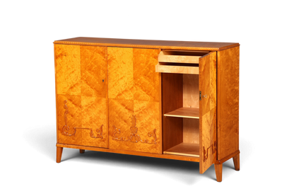 Hauptstadt Möblerei Art Deco Vertiko Sideboard aus massivem Holz mit heller Maserung und geschnitzten Details