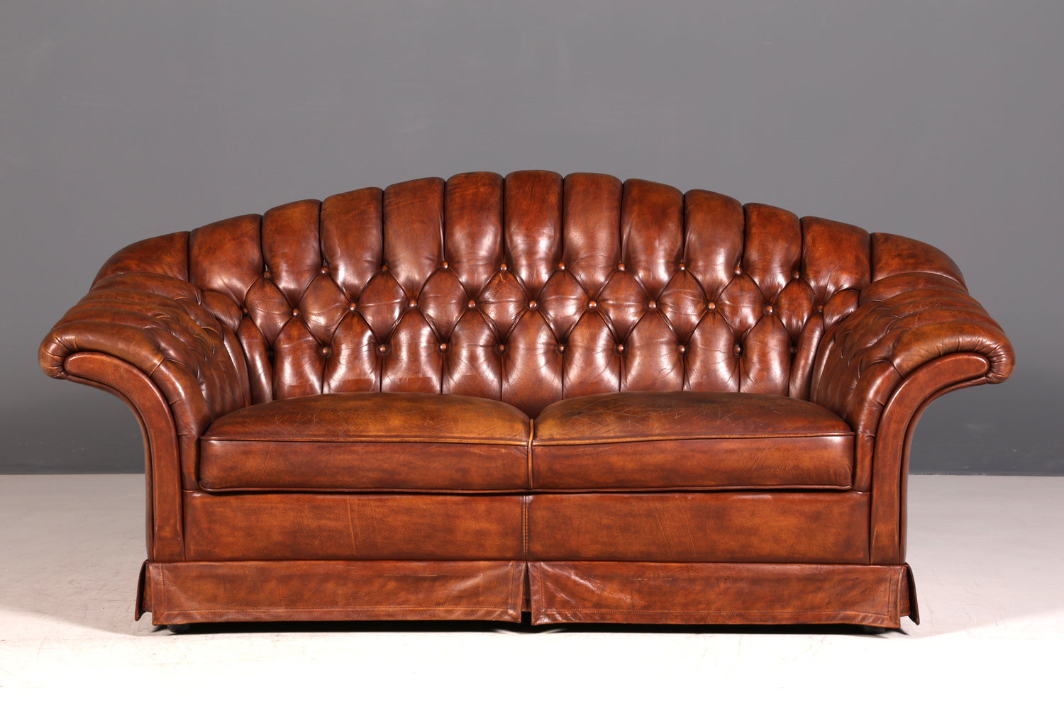 G448 Finish Wunderschönes Original Chesterfield 2er Sofa Englisch Oxblood Leder 2- Sitzer Couch (Kopie)