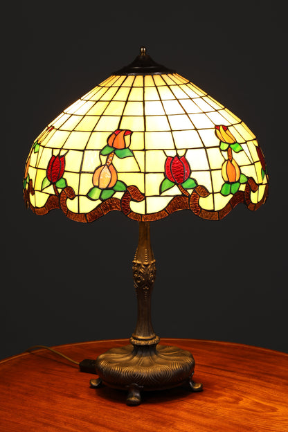 Traumhafte Antike Tiffany Tischlampe Glaslampenschirm Messingfuß Lampe Prunklampe
