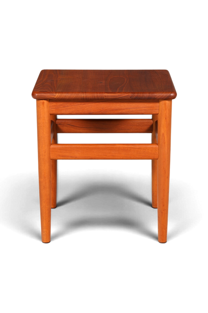 Hauptstadt Möblerei Mid-Century Beistelltisch aus Teakholz im dänischen Design mit konischen Beinen