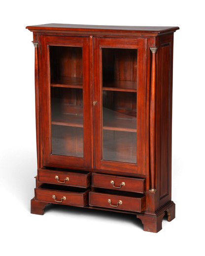 Hauptstadt Möblerei Vitrinenschrank aus dunklem Holz mit zwei Glastüren und vier Schubladen im klassischen Stil