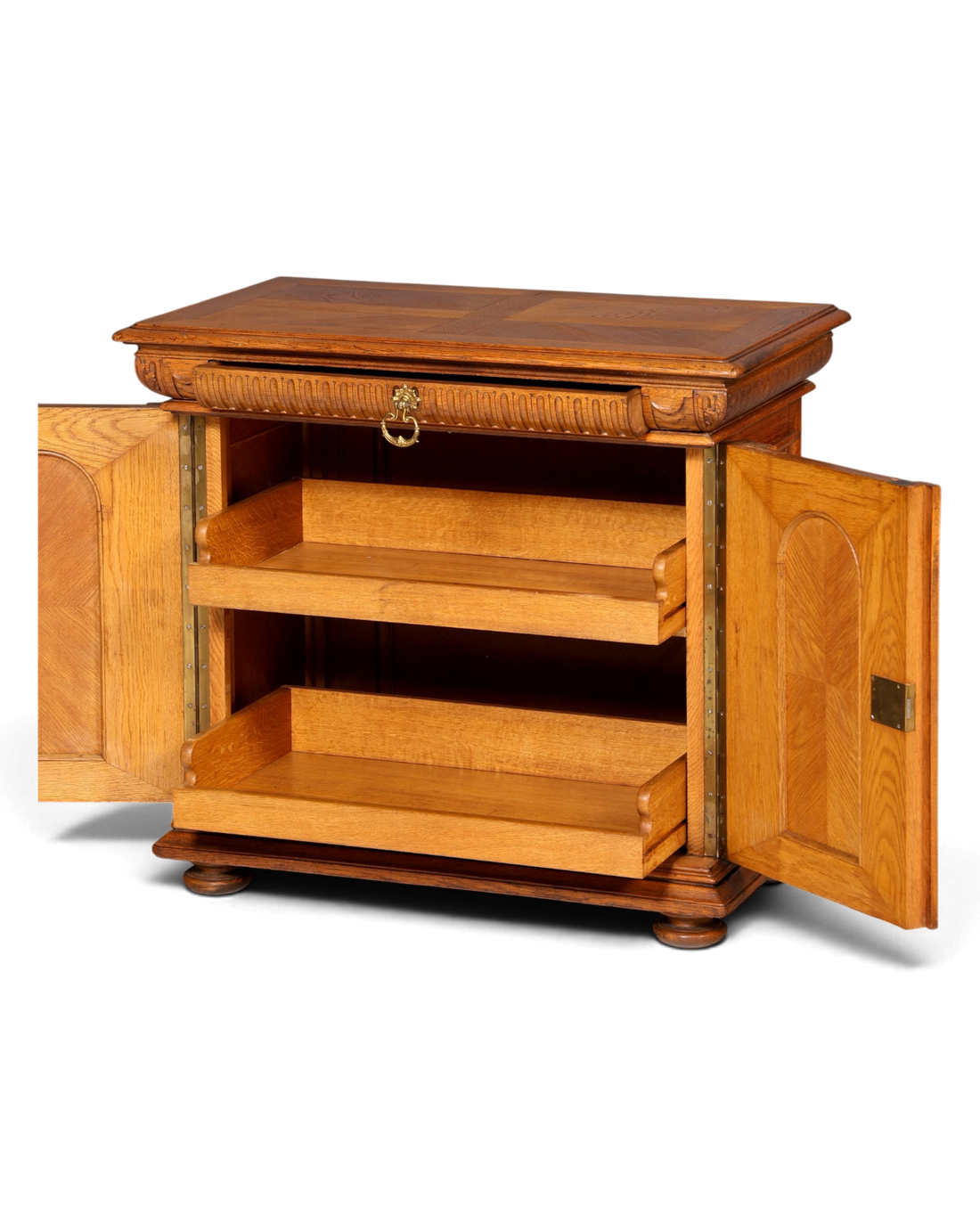 Hauptstadt Möblerei Gründerzeit Sideboard aus Echtholz mit Messingbeschlägen und zwei offenen Schubfächern