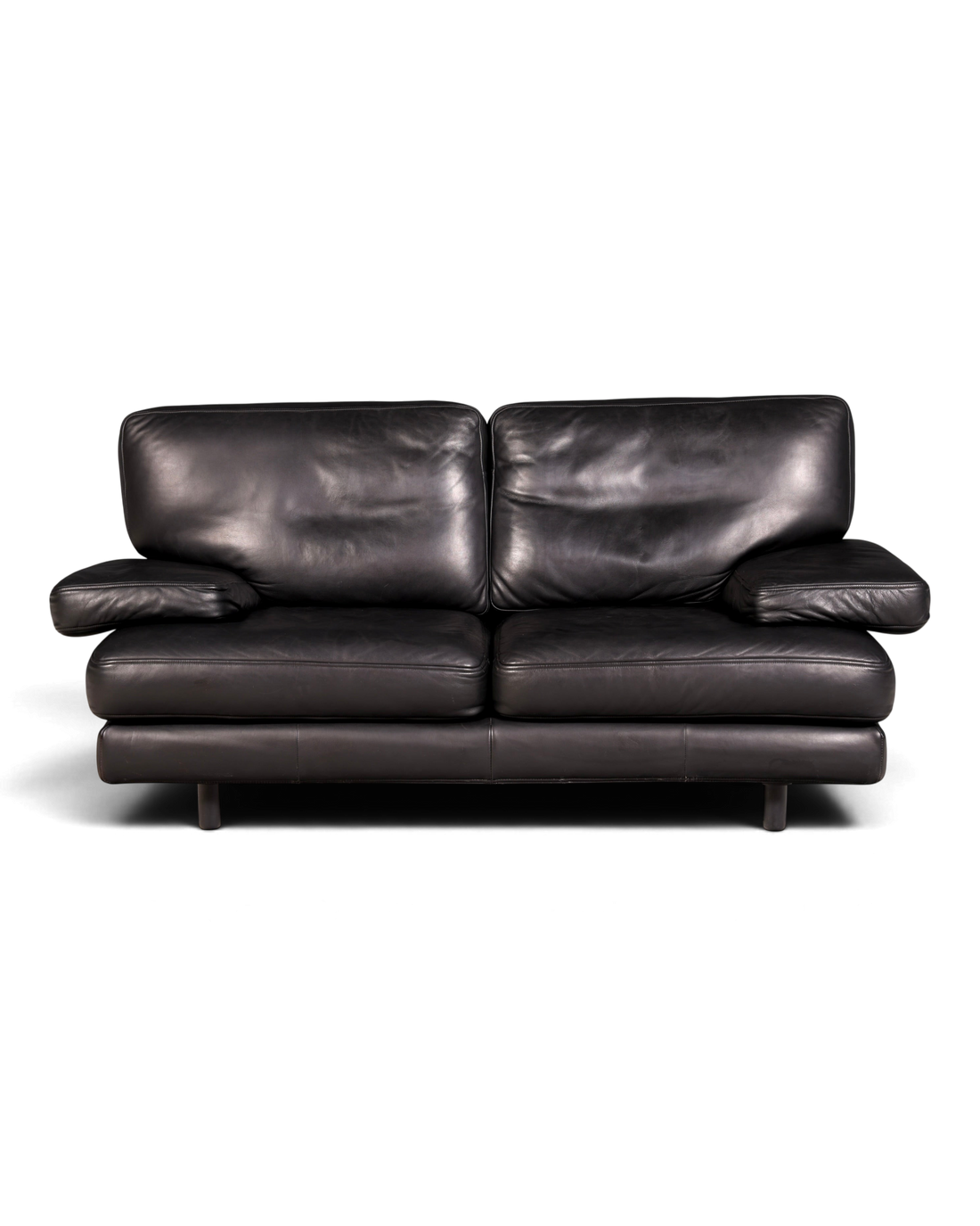 Hauptstadt Möblerei H848 Ledersofa in Schwarz mit breiten Armlehnen und moderner Polsterung
