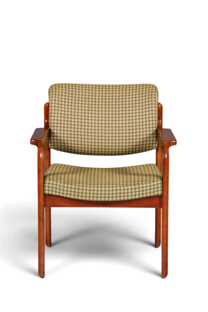Hauptstadt Möblerei Mid Century Armlehnstuhl aus Holz mit gepolstertem, grün gemustertem Stoffbezug in Vintage-Optik