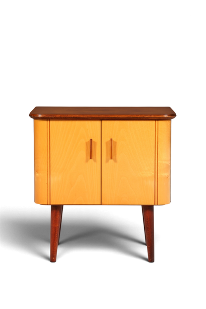 Hauptstadt Möblerei Mid Century Kommode aus hellem Echtholz mit dunklen Beinen und zwei Türen im 60er Jahre Design