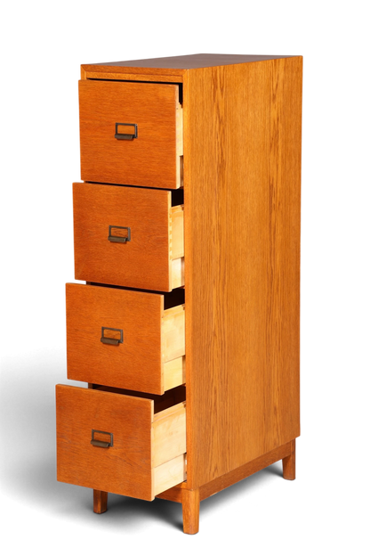 Hauptstadt Möblerei Mid Century Aktenschrank aus massivem Holz mit vier Schubladen im Bauhaus-Stil
