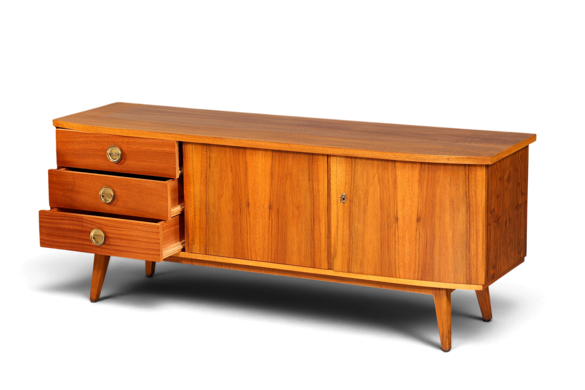Hauptstadt Möblerei Mid Century Sideboard aus Echtholz mit drei Schubladen und Schranktüren im skandinavischen Design
