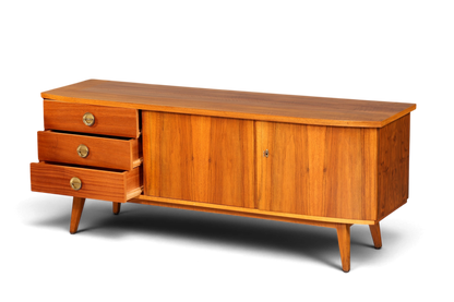 Hauptstadt Möblerei Mid Century Sideboard aus Echtholz mit drei Schubladen und Schranktüren im skandinavischen Design