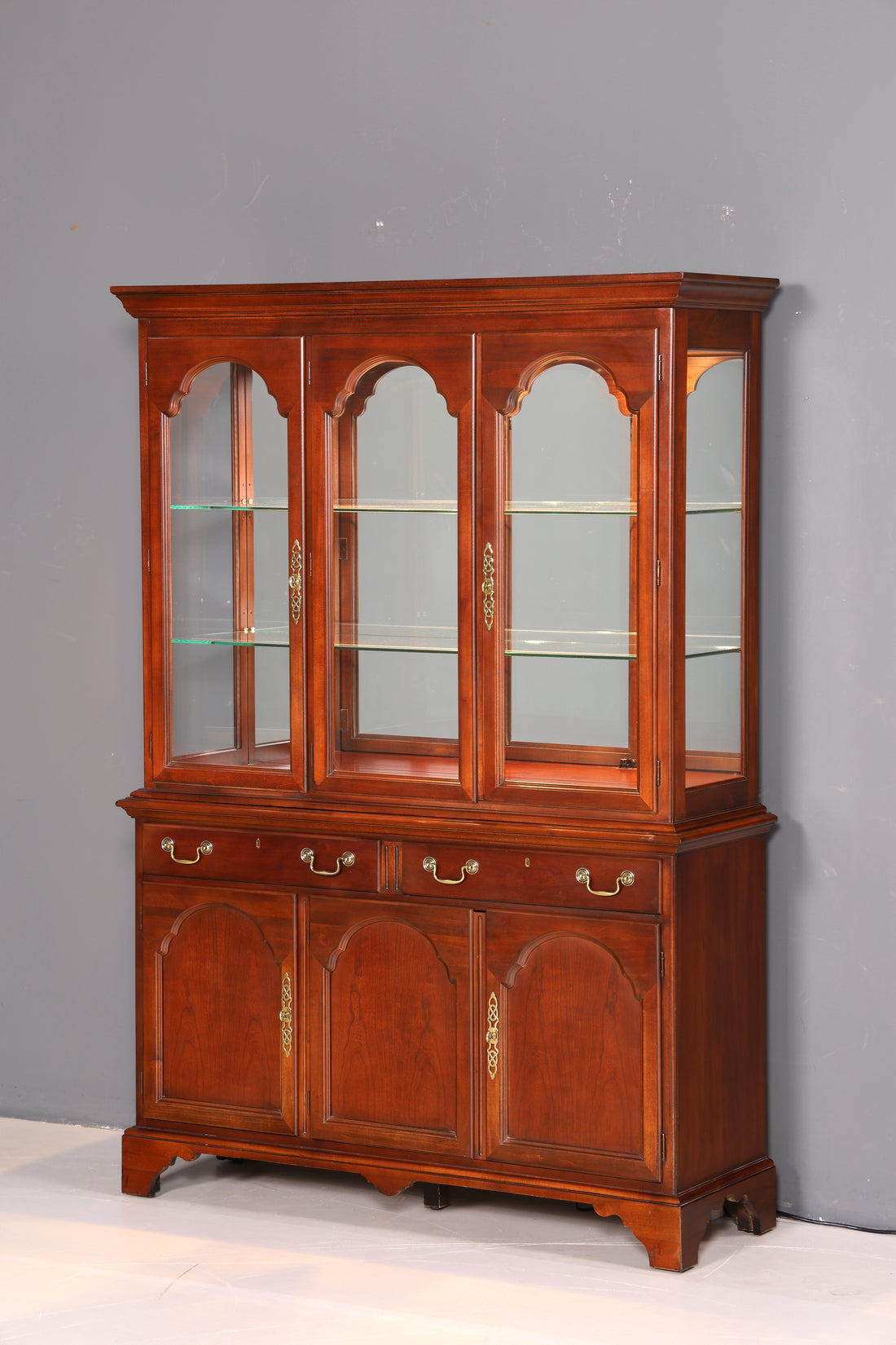 Noble Original Drexel Heritage Curio Cabinet Bookcase USA Cabinet Buffet Shelf Glass Display Cabinet