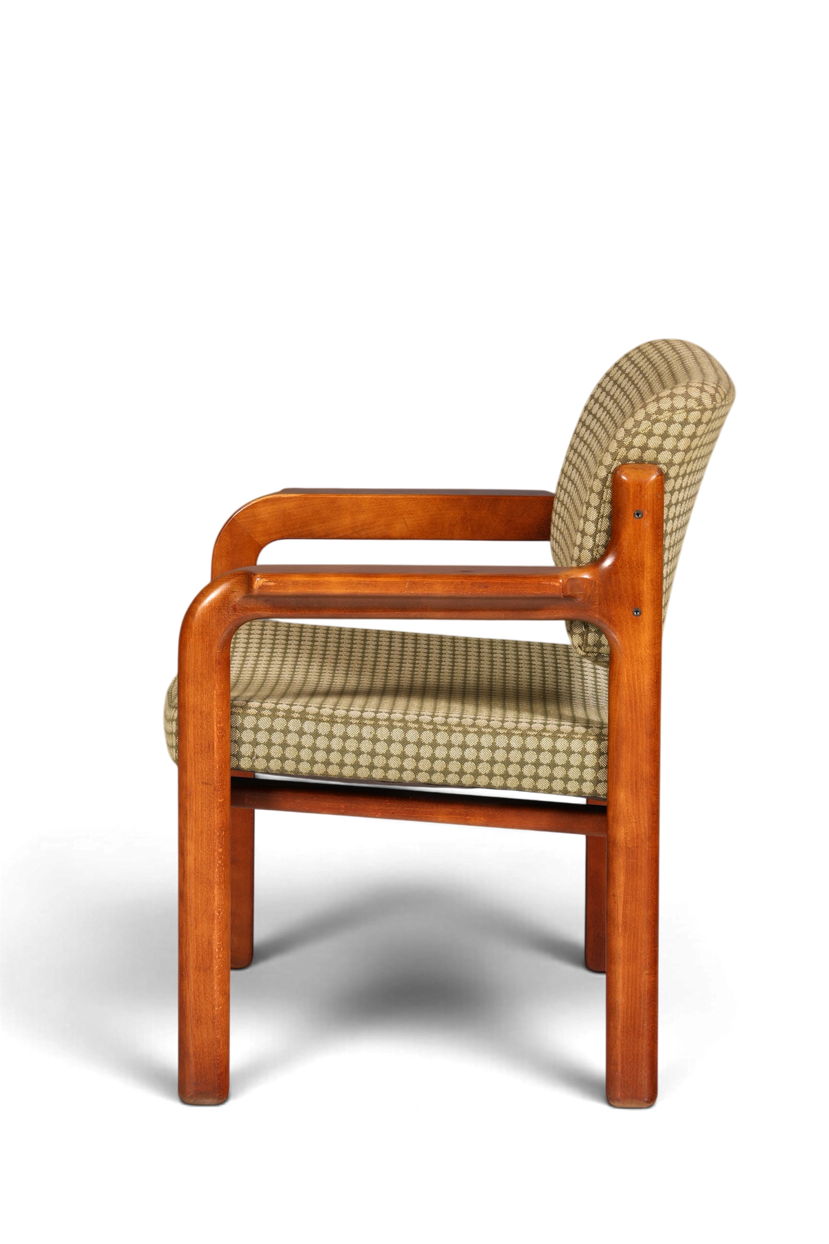 Hauptstadt Möblerei Mid Century Armlehnstuhl aus Holz mit gemustertem Stoffbezug in Seitenansicht