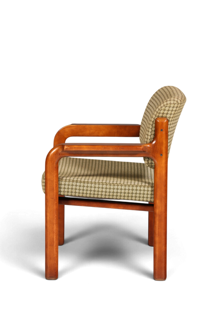 Hauptstadt Möblerei Mid Century Armlehnstuhl aus Holz mit gemustertem Stoffbezug in Seitenansicht